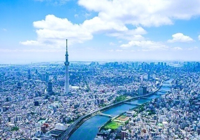東京スカイツリーや高層ビルが並ぶ巨大都市・東京（maroke/PIXTA）