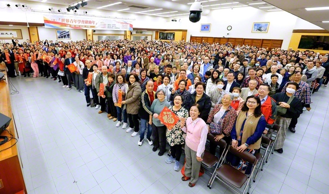 新たな広布前進を誓い合った香港の友が笑顔で記念撮影（香港文化会館で）