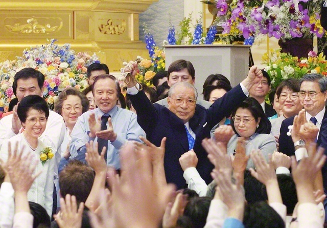 新世紀第4回東北総会で、友の不撓不屈の歩みをたたえ、渾身の励ましを送る池田先生（2005年5月、東京牧口記念会館で）