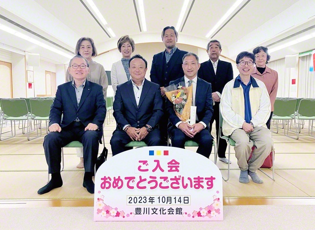 庄田さん（前列左から3人目）の入会記念勤行会での一こま。平山中部総合長（同左端）、梅村さん（同左から2人目）、大城さん（後列中央）が共に