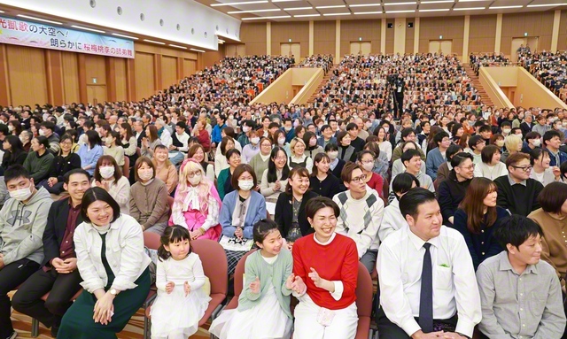 不滅の原点から新たな東北広布の歴史創造へ、団結固く前進！――東北家族「希望の絆」総会に集ったみちのくの友。桜梅桃李の心で福光と凱歌の未来を開きゆくことを約し合った（東北文化会館で）