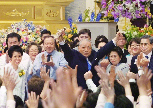 新世紀第4回東北総会で、友の不撓不屈の歩みをたたえ、渾身の励ましを送る池田先生（2005年5月、東京牧口記念会館で）