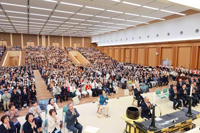 “福光”15年の意義を込め、原田会長の導師で勤行・唱題。全犠牲者の冥福と被災地のさらなる復興を祈念した（東北文化会館で）