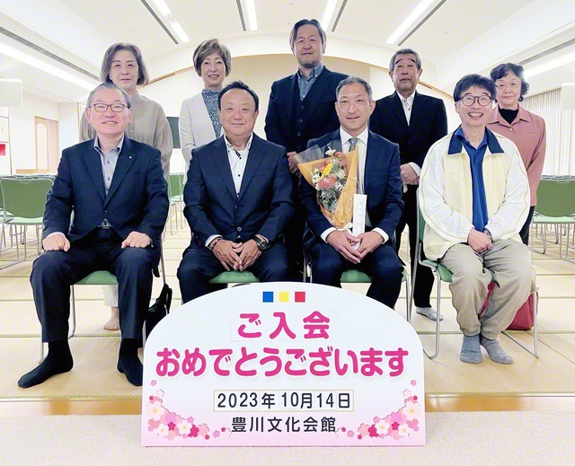 庄田さん（前列左から3人目）の入会記念勤行会での一こま。平山中部総合長（同左端）、梅村さん（同左から2人目）、大城さん（後列中央）が共に