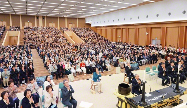 “福光”15年の意義を込め、原田会長の導師で勤行・唱題。全犠牲者の冥福と被災地のさらなる復興を祈念した（東北文化会館で）