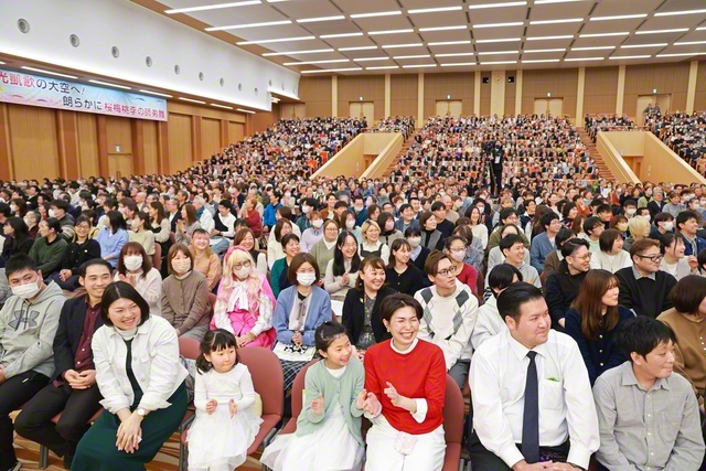 不滅の原点から新たな東北広布の歴史創造へ、団結固く前進！――東北家族「希望の絆」総会に集ったみちのくの友。桜梅桃李の心で福光と凱歌の未来を開きゆくことを約し合った（東北文化会館で）