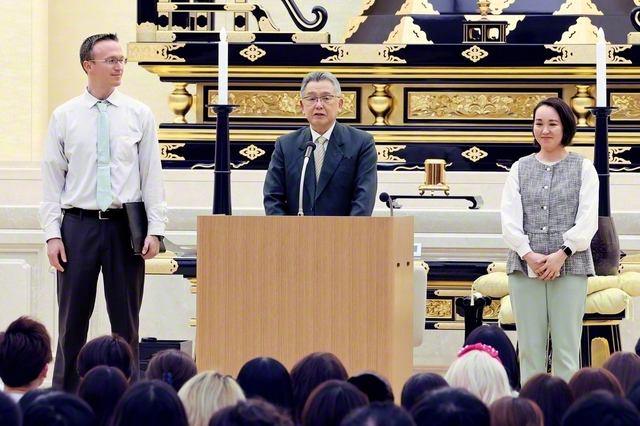 総会でリレー活動報告を行う大石公則さん㊥と、日奈さん㊨、レイモンドさん夫妻