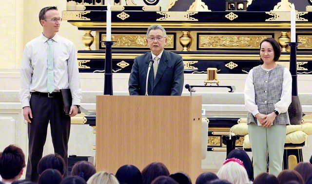 総会でリレー活動報告を行う大石公則さん㊥と、日奈さん㊨、レイモンドさん夫妻