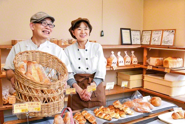 店頭に立つ田口さん㊧と、妻の玲子さん
