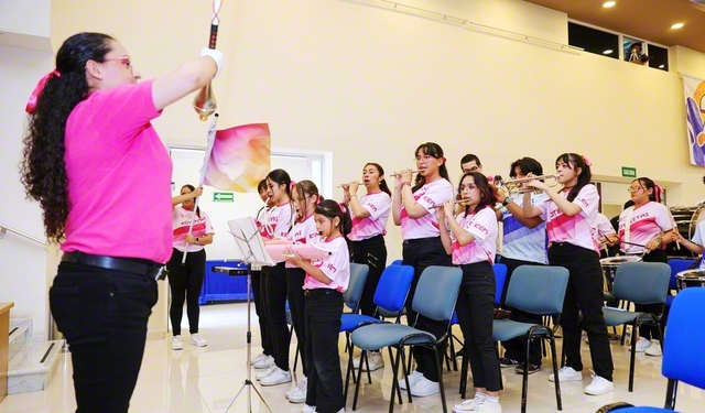 音楽隊・鼓笛隊は、世界青年部歌「Eternal　Journey　with　Sensei！～永遠の師弟旅～」などをさわやかに奏でた