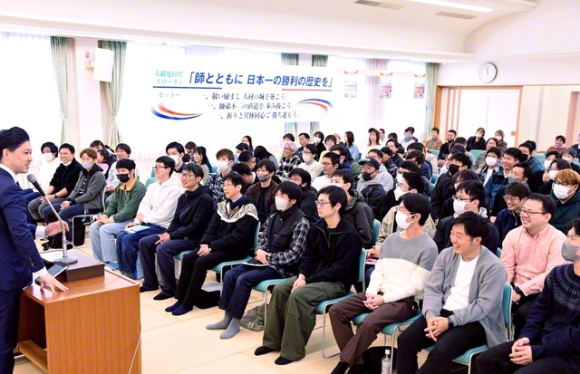 鹿児島男子部の大会。梁島男子部長が出席し、質疑応答なども行われた（鹿屋文化会館で）