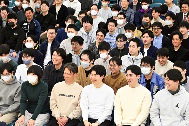 東京・村山男子部が誓いに燃えて。弘教を実らせた友をたたえ、表彰状が贈られた（東村山文化会館で）