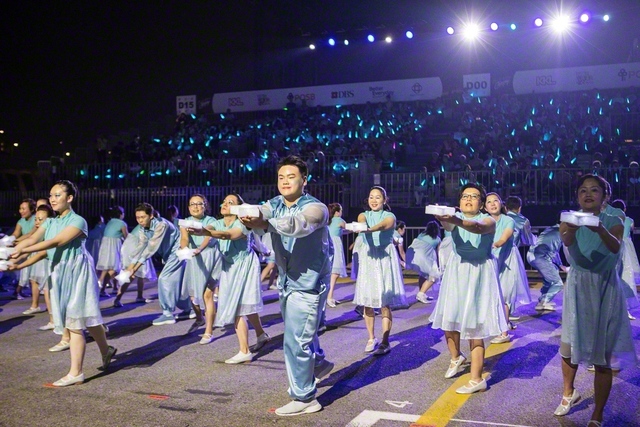 沿道の観客に向けてパフォーマンスを行った