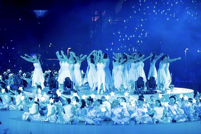 オープニングの演技を披露するSGSの代表（マリーナ・ベイ地区で）