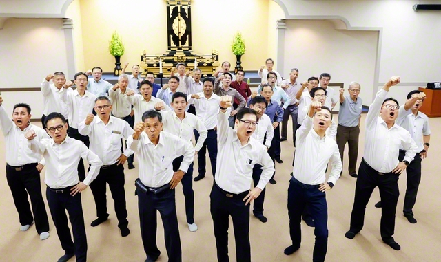 首都第1方面の壮年部の本部長会（昨年4月、バンコク近郊のタイ本部で）。各本部の訪問・激励の進捗について詳細に報告し合い、今後の取り組みについて真剣に協議していた