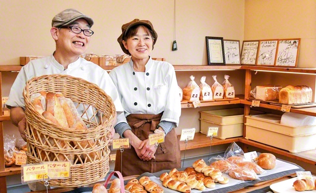 【兵庫】店頭に立つ田口さん㊧と、妻の玲子さん