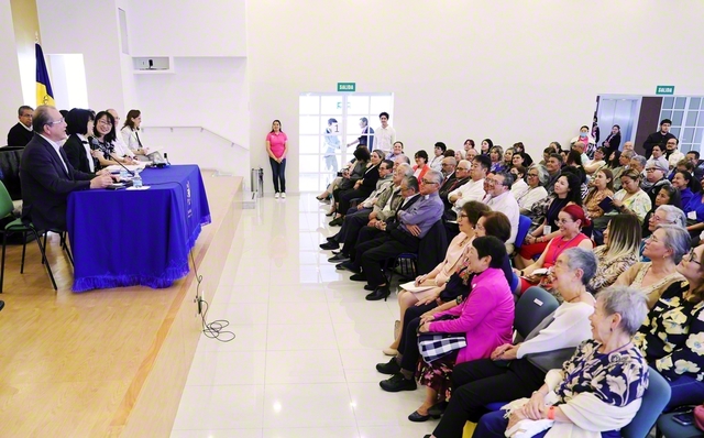 異体同心の団結固く進むメキシコのリーダーたち（メキシコ平和文化センターで）