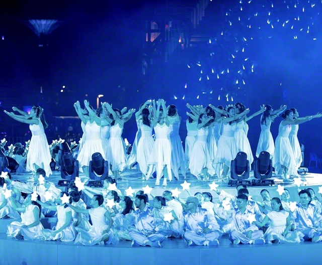 オープニングの演技を披露するSGSの代表（マリーナ・ベイ地区で）