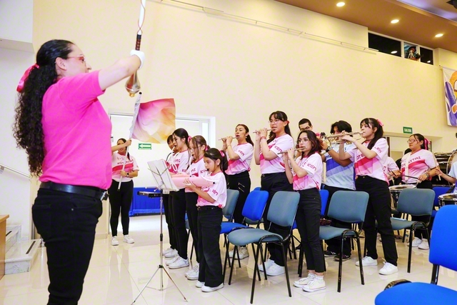 音楽隊・鼓笛隊は、世界青年部歌「Eternal　Journey　with　Sensei！～永遠の師弟旅～」などをさわやかに奏でた