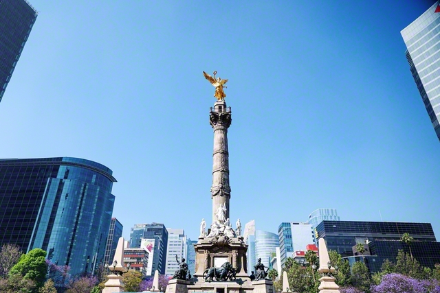 金色の天使像が輝く、メキシコ市の独立記念塔。45年前、池田先生ご夫妻が視察した