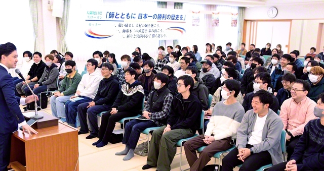 鹿児島男子部の大会。梁島男子部長が出席し、質疑応答なども行われた（鹿屋文化会館で）