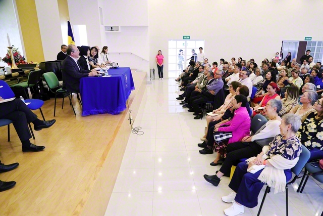 異体同心の団結固く進むメキシコのリーダーたち（メキシコ平和文化センターで）