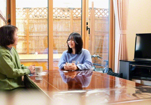 命の重みを胸に刻んだ高校生活。美彩さん㊨は、笑顔で祖母を介護していた母のように「心で寄り添える看護師になりたい」と