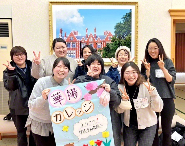 福島旭日県の池田華陽会メンバーが朗らかに。部員会は月2回の頻度で行っている（松本さん提供）