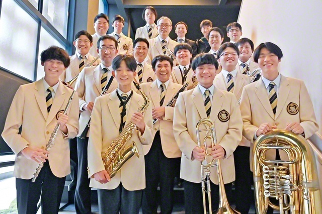 菅原さん（最前列右端）が、“鍛えの青春”を共にした宮城音楽隊の友と