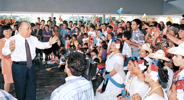 30年前（1996年）の6月、メキシコ東部のベラクルス国際空港でメンバーを激励する池田先生。後にこの出会いを「メキシコの宝友たちには、いつお会いしても、王者の鷲のごとく、向上しゆく大いなる魂の翼が光っています」と振り返った