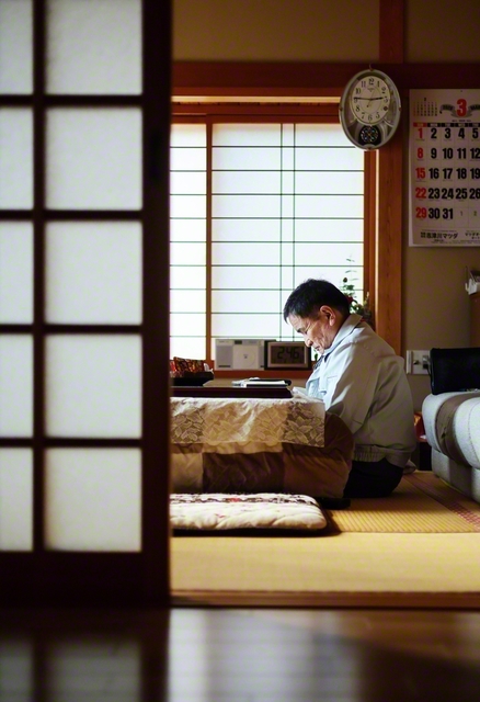 午後2時46分。小野さんは静かに追悼の祈りをささげた