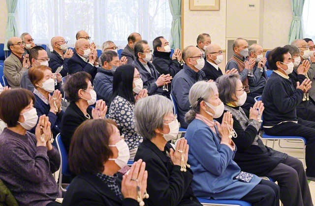 岩手の大船渡文化会館での勤行会。津波で自宅を流失した佐藤幹雄さんは「苦難に負けない信心をこれからも貫いていきます」と