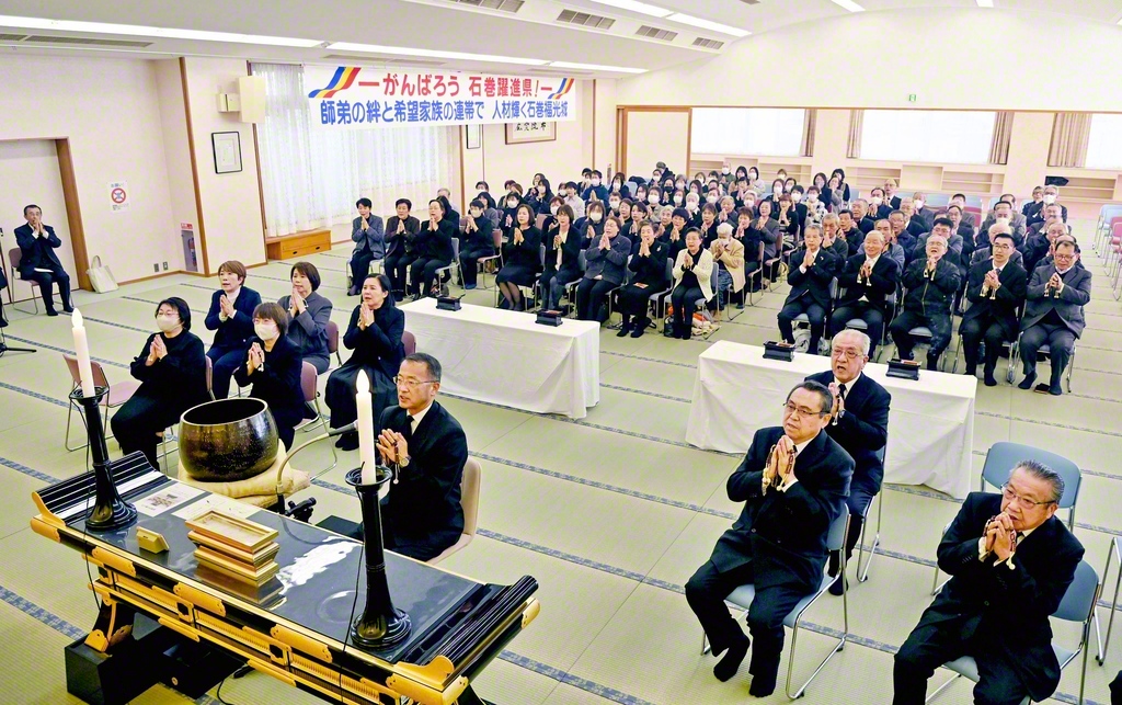 宮城・石巻文化会館で行われた勤行会。飯尾総宮城女性部長は、地域に幸の連帯を広げようと語った
