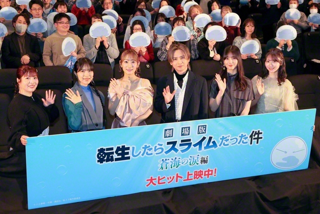 左から泊明日菜、大西沙織、岡咲美保、堂本光一、日向坂46の小坂菜緒と藤嶌果歩