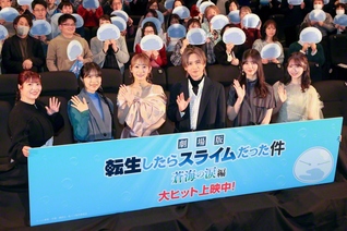 左から泊明日菜、大西沙織、岡咲美保、堂本光一、日向坂46の小坂菜緒と藤嶌果歩