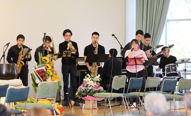 青年有志がサプライズ演奏。学会歌「森ケ崎海岸」をジャズにアレンジし、情操豊かに奏でた