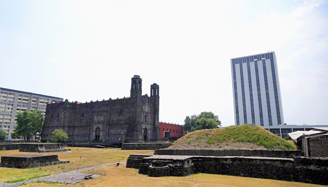 メキシコ市の三文化広場。アステカ帝国時代のトラテロルコ遺跡、スペイン植民地時代のサンティアゴ教会、近代の高層の建物が並び、三つの時代を象徴する。世界初の非核兵器地帯条約である「トラテロルコ条約」と戸田先生の「原水爆禁止宣言」を顕彰する銘板が設置されている