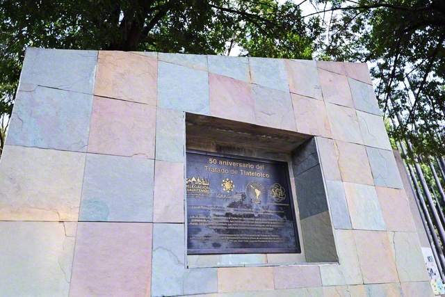 三文化広場にある「トラテロルコ条約調印50周年・原水爆禁止宣言60周年記念銘板」。世界に先駆けて核兵器の使用・製造・取得などを禁止した「トラテロルコ条約（1967年2月）」50周年と、戸田先生による「原水爆禁止宣言（57年9月）」60周年を記念し、2017年に設置された