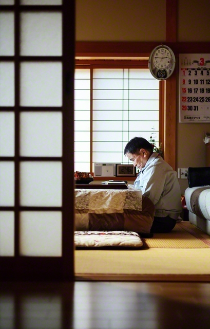 午後2時46分。小野さんは静かに追悼の祈りをささげた