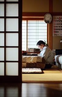 午後2時46分。小野さんは静かに追悼の祈りをささげた