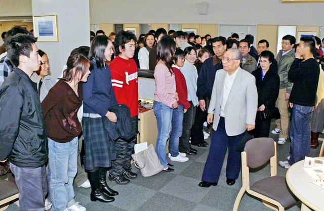 2004年1月22日、創立者の池田先生ご夫妻が創価大学中央図書館を訪問