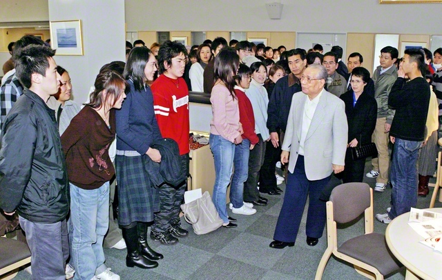 2004年1月22日、創立者の池田先生ご夫妻が創価大学中央図書館を訪問