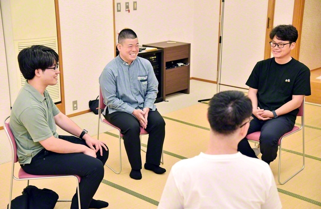 男子部の集まりでは、前田さん（左から2人目）を中心に明るい笑い声が絶えない