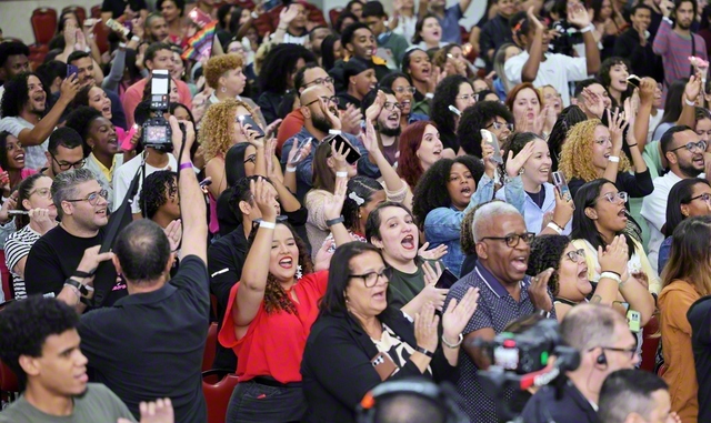 笑顔がはじけたブラジル・リオデジャネイロ青年部・創価ユースの総会（リオデジャネイロ文化会館で）。かつて先生はリオの友に語った。「目的を大きく持って信心に励んだ者が、最後には勝つんだ」と。皆で師弟誓願に生き抜く青春を約し合った