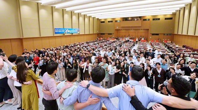 広布後継の誓いを込めて、「南アジア・韓国・西日本合同青年研修会」の参加者が歌を大合唱した（1月31日、SGIアジア文化教育センターで）