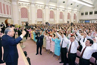 「3・16」50周年を記念する本部幹部会で、池田先生は後継らに万感のエールを送った。「青年、頼むよ！」（2008年3月、東京牧口記念会館で）