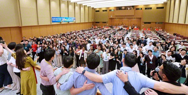 広布後継の誓いを込めて、「南アジア・韓国・西日本合同青年研修会」の参加者が歌を大合唱した（1月31日、SGIアジア文化教育センターで）