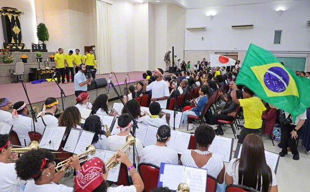 音楽隊と鼓笛隊（手前）の演奏が青年部総会に花を添えた