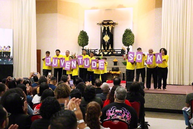 軽快な動きで組み体操などを披露した創価ユースの友