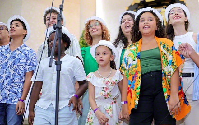 後継の友が、陽気なサンバのリズムに乗って歌を披露